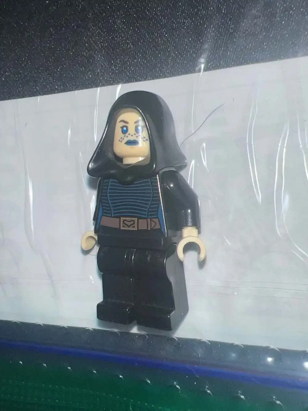 LEGO Star Wars Barriss Offee Minifigure (SW0269) with Black Hood - Picture 2 of 4